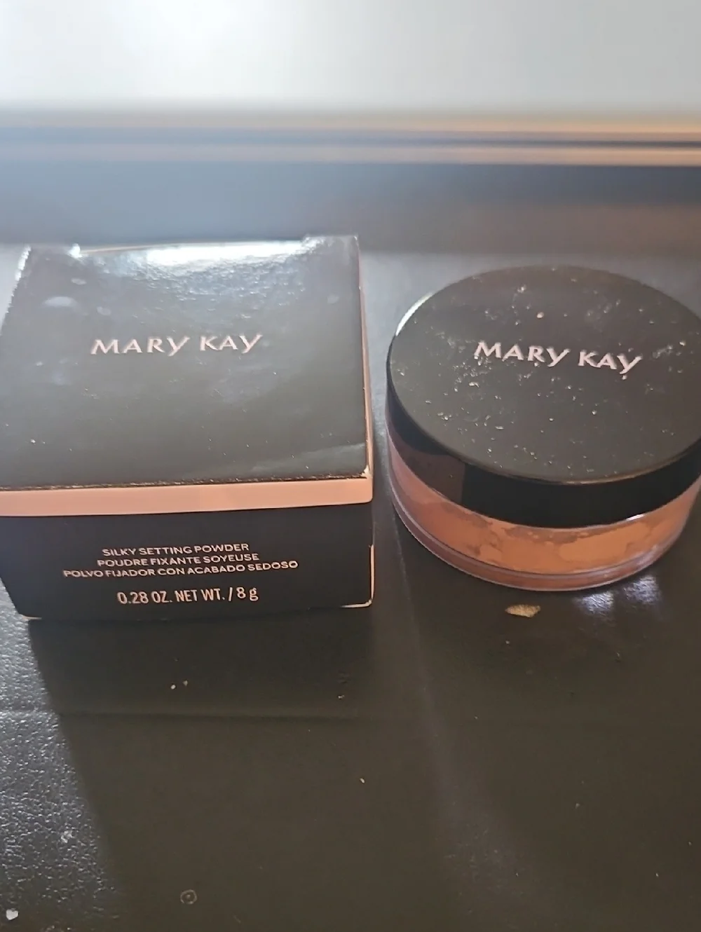 Mary Kay Silky Setting Powder - Light/Med Beige